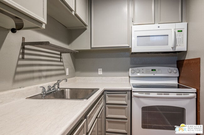 Building Photo - 550 N Villa Ct