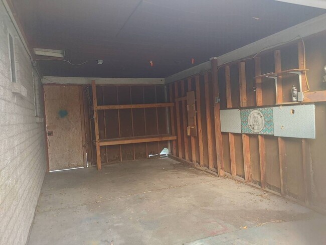 Foto del edificio - Quaint West Jordan Duplex w covered carport!