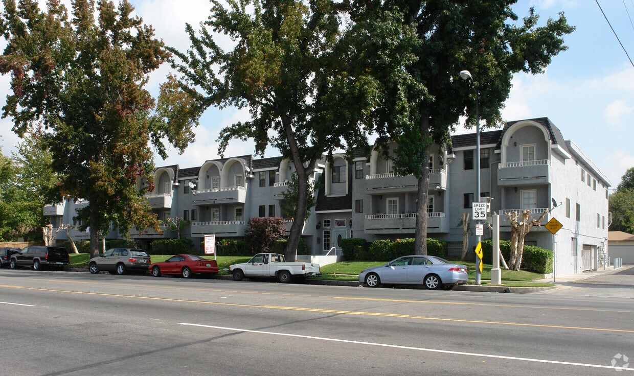 Primary Photo - 6030 Woodman Ave
