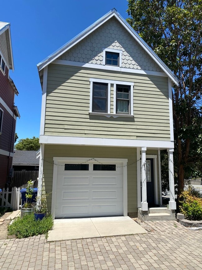 Foto del edificio - Studio townhouse with attached garage close to Downtown SLO