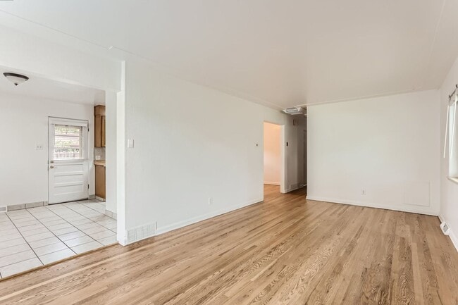 Building Photo - Duplex in Walking Distance to DU!