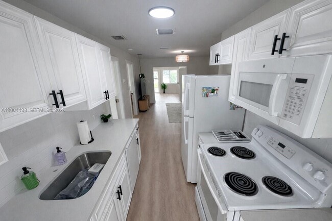 Foto del edificio - 4396 SW 25th Terrace