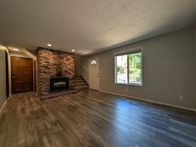 Foto del edificio - 3 Bedroom, 2.5 Bathroom 2-Story Duplex Wit...