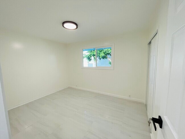 Building Photo - 1350 Akahai St