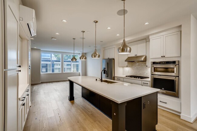 Building Photo - Queen Anne Townhome ~ McGraw Square