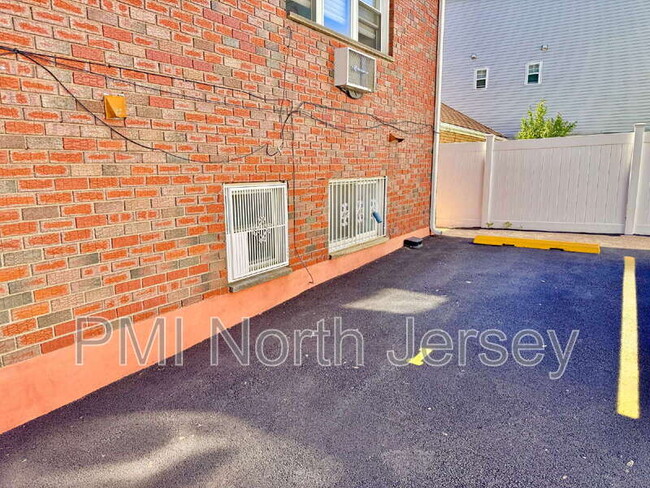 Foto del edificio - 9051 Palisade Ave