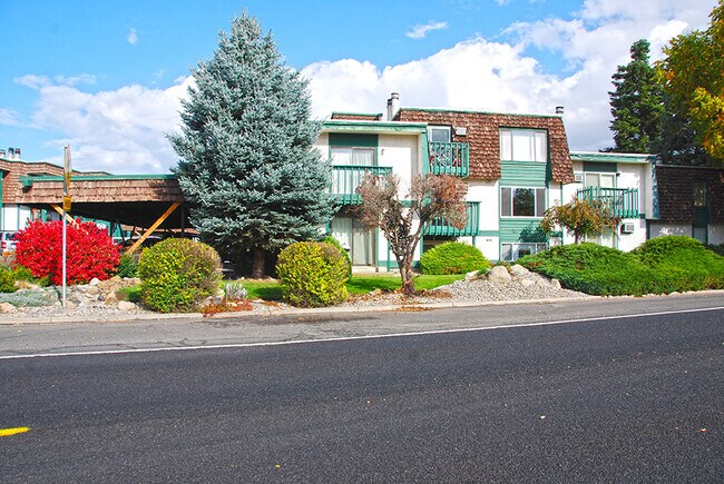 Foto del edificio - Spacious And Nicely Updated 2 bed 1 Bath Condo unit w/ full size laundry