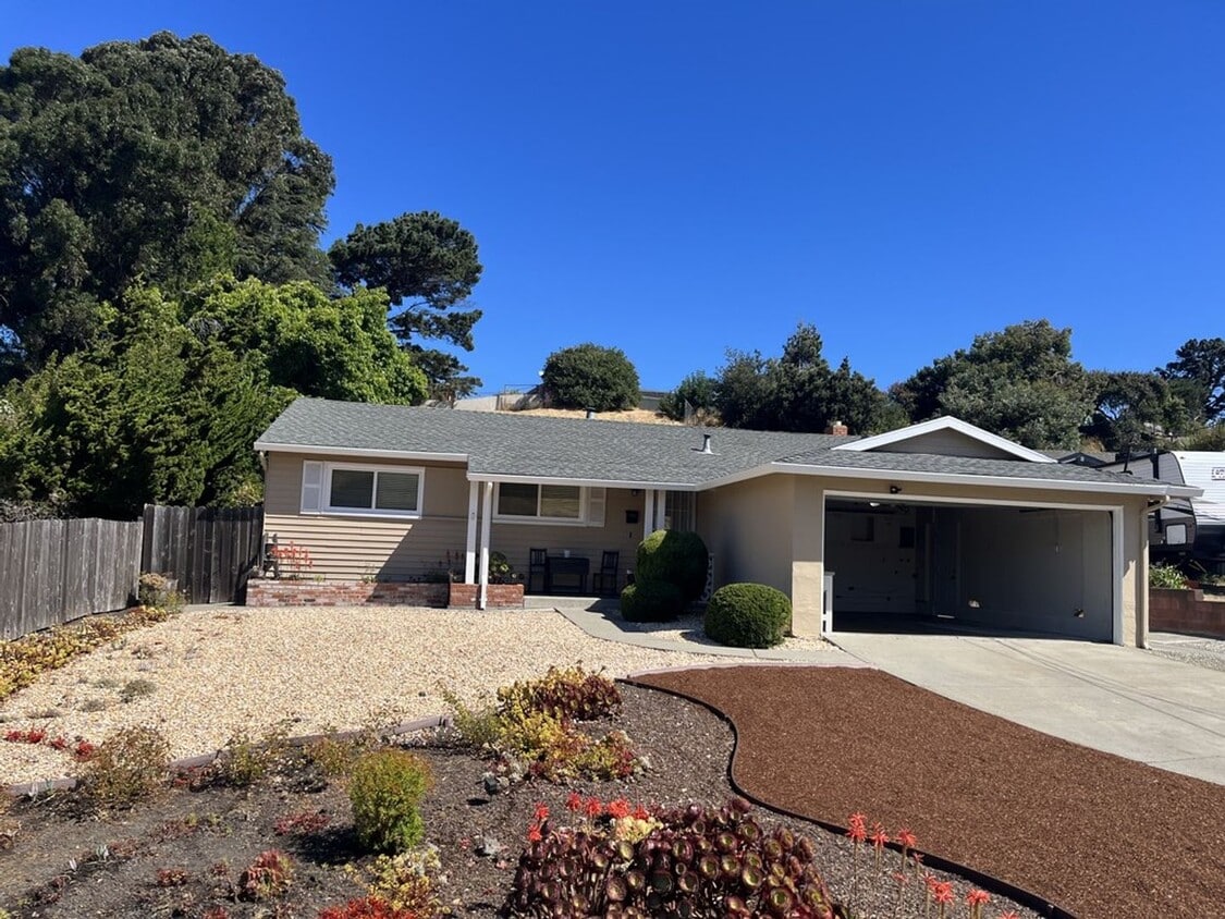 Primary Photo - 4 Bedroom Tara Hills Home for Rent