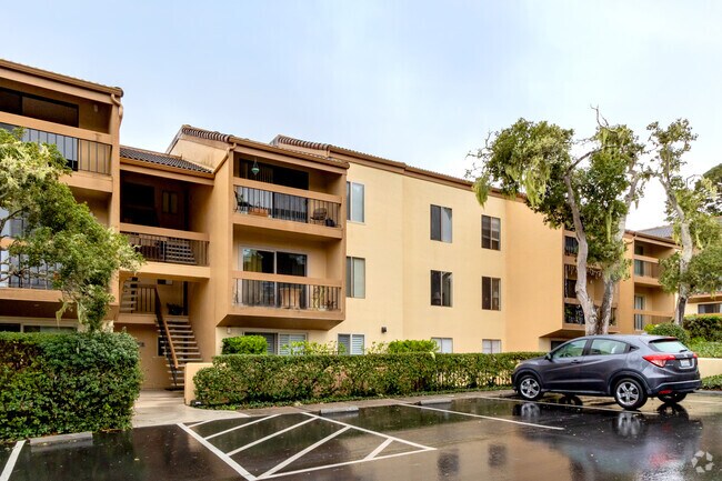 Building - Golden Oaks Condominiums
