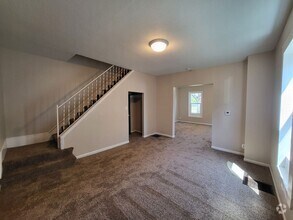 Building Photo - 1527 Des Moines St