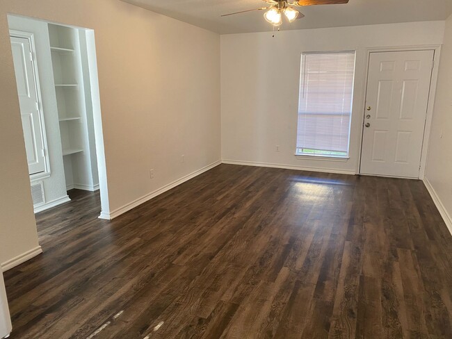 Foto del edificio - 701 Miracle Ln