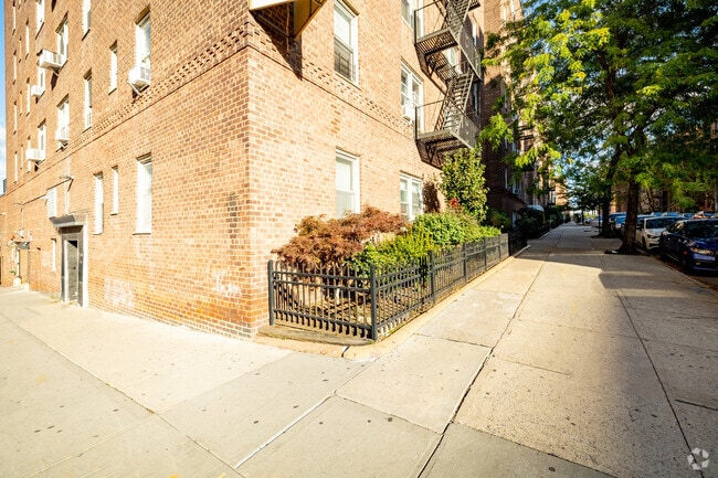 Building Photo - 6441 Saunders St