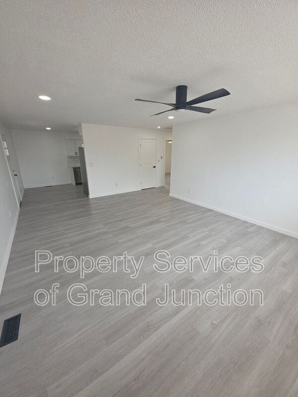 Building Photo - 3238-D 1/4 D 1/4 Rd