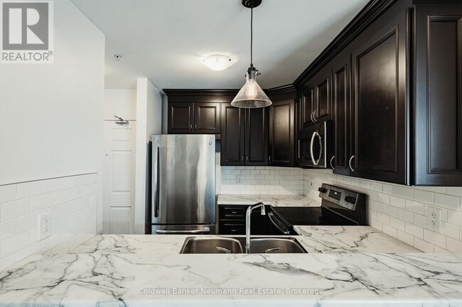 Building Photo - 2 Colonial Dr