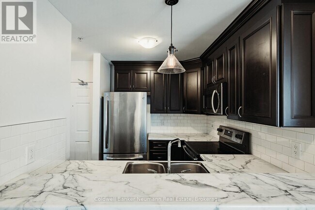 Photo du bâtiment - 2 Colonial Dr