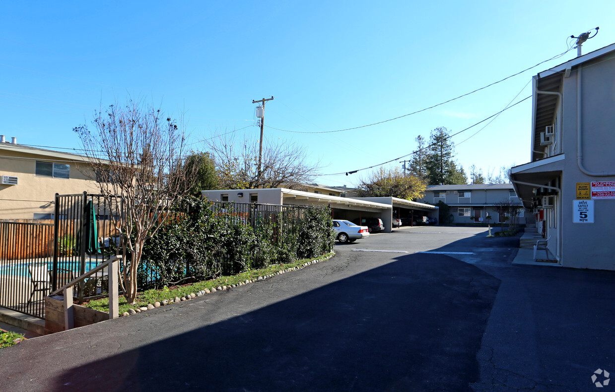 Área de estacionamiento - Sunnyvale Terrace Apartments