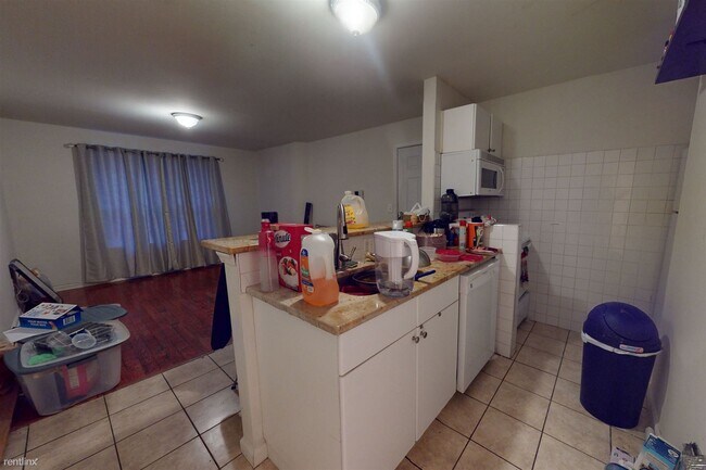 Foto del edificio - 5 br, 3 bath Triplex - 1813 N 17TH ST Unit A