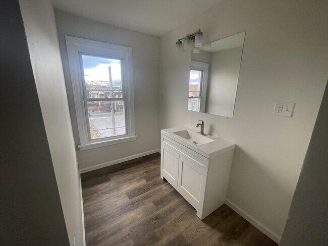 Foto del edificio - "Spacious 5-Bedroom Gem with 2 Full Baths on Logan Street - Your Harrisburg Haven Awaits!"
