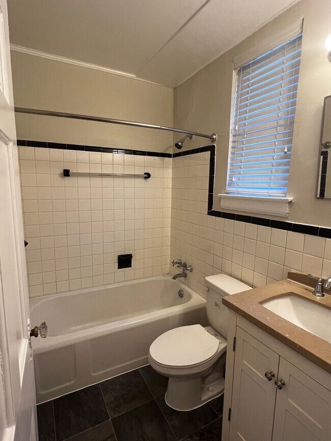 Foto del edificio - 1108 W Friendly Ave