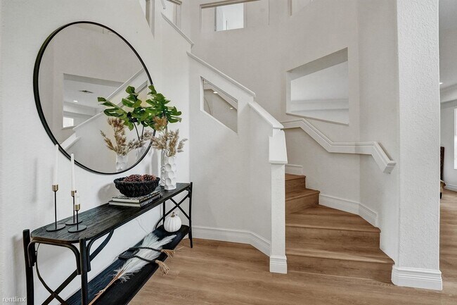 Foto del edificio - 5 br, 4 bath House - 7360 Serrano Ter