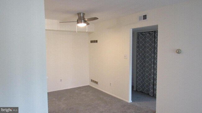 Building Photo - 5200 Hilltop Dr