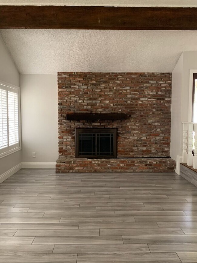 Foto del edificio - Beautiful 5 Bedroom, 3 Bathroom Home with a Pool in NE Bakersfield
