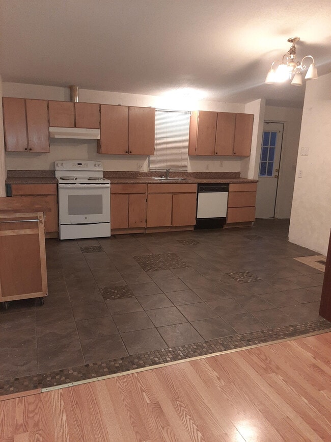 Building Photo - 725 Deer View