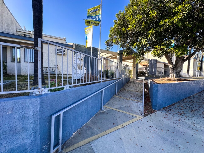 Foto del edificio - 12748 Branford St