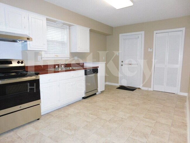 Building Photo - 2493 Tarbet Dr