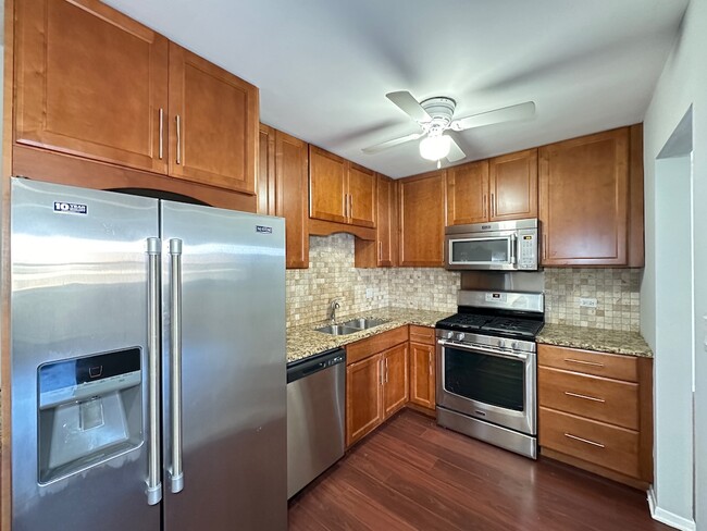 Building Photo - 696 Elm Pl