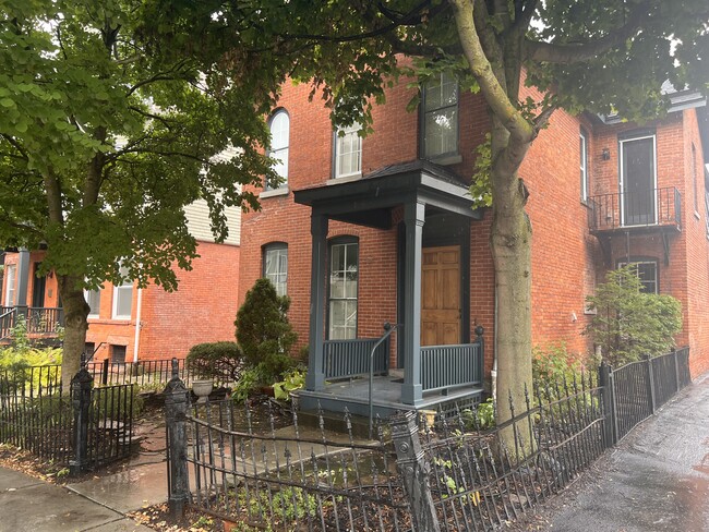 Building Photo - 166 Park St