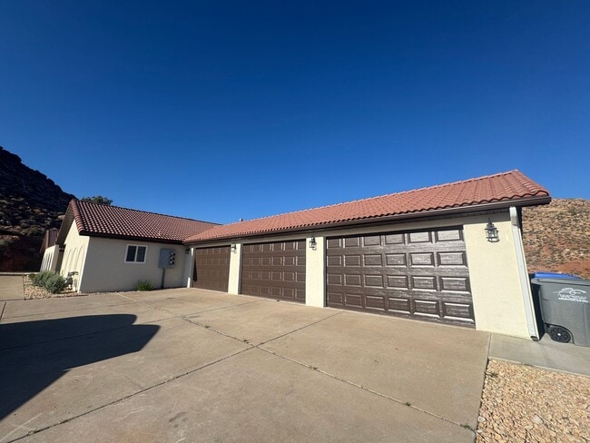 Building Photo - 75 E Roundy Mountain Rd