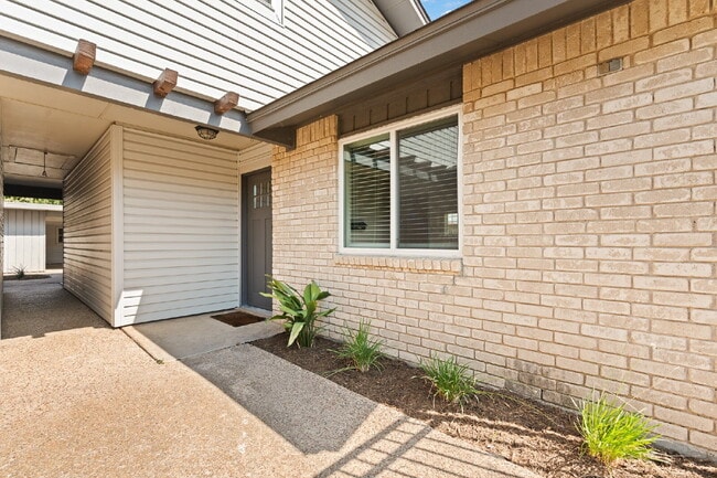 Foto del edificio - 3 Bed, 2 Bath Duplex (3rd bed is detached)