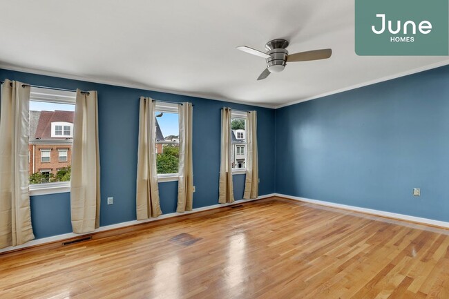 Building Photo - Queen room in 7-bed/4.0-bath Home