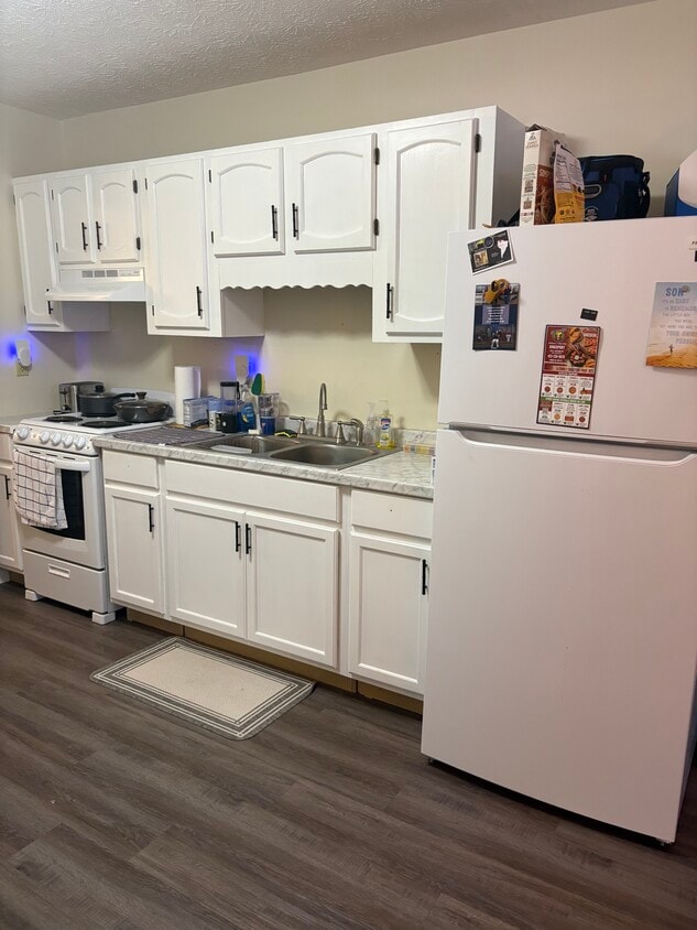 Primary Photo - Hill Crest Court Apartments 3