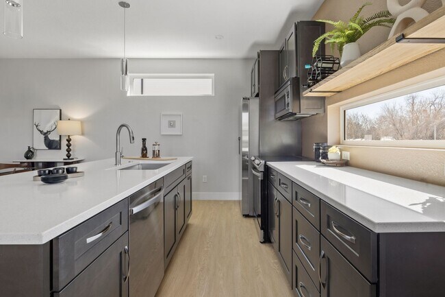 Foto del edificio - Bright & Spacious End-Unit Townhome with G...