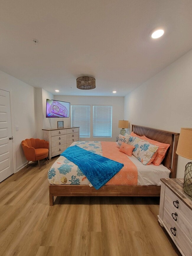 King size bed and 50” tv - 4209 Lost Bay Dr