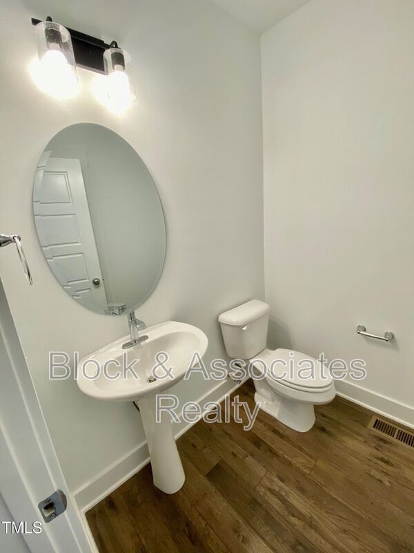 Building Photo - 156 Cottage Way