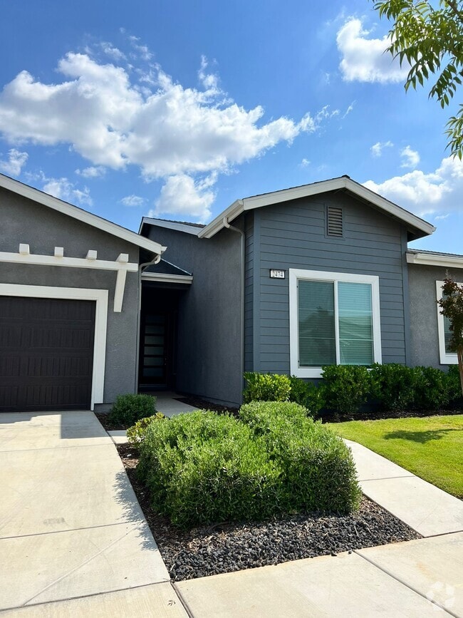 Building Photo - 2474 Bastidas Dr