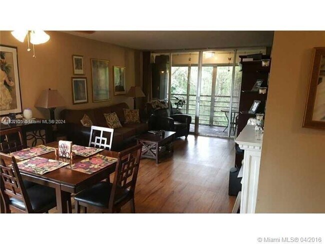 Building Photo - 9440 Live Oak Pl