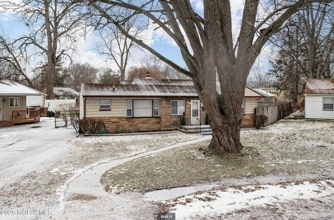 Building Photo - 4841 Leamington Ave