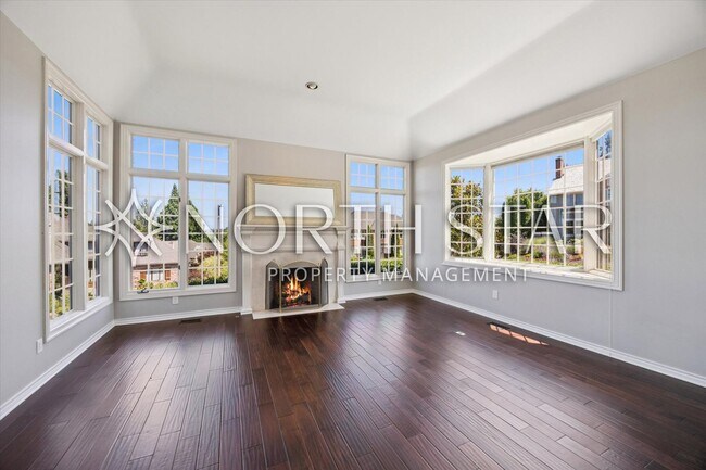 Foto del edificio - Elegant Corner-Lot Living Near Lakeridge High School