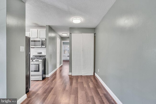 Building Photo - 2237 Farrington Ave