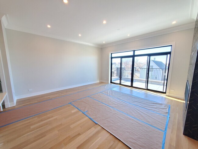 Building Photo - 3019 N Clybourn Ave
