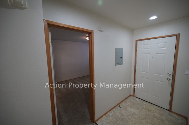 Foto del edificio - 2 bed 1 bath apartment in Port Angeles, close to Peninsula College and the Olympic National Par