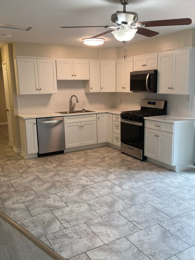 Building Photo - For Rent: Charming 3 Bedroom, 2 Bath Single-Family Home in St. Louis Monthly Rent: $1,950 (2 year...