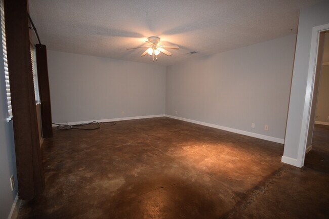 Building Photo - Spacious Home with Large Fenced Yard