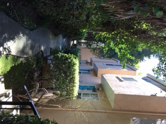 Private entry - 321 T St