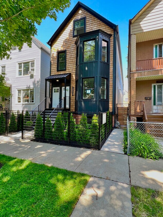 Primary Photo - 2976 N Ridgeway Ave
