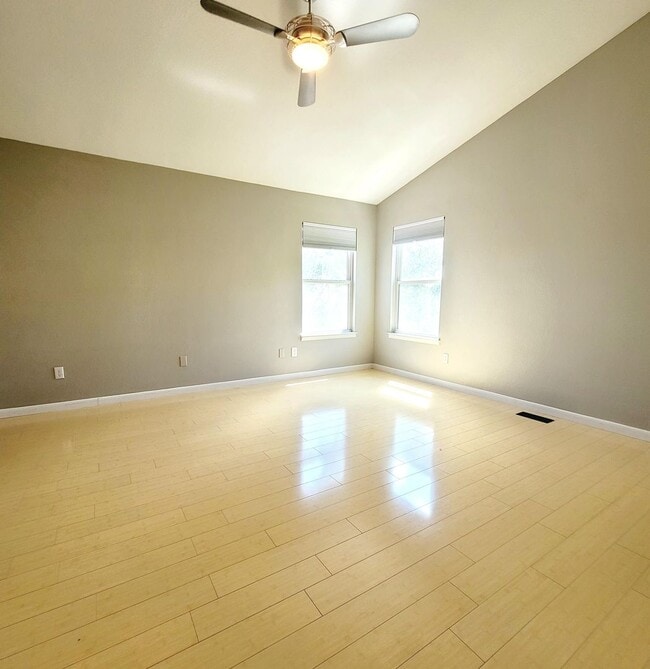 Building Photo - Well maintained 4 bedroom home on west side!